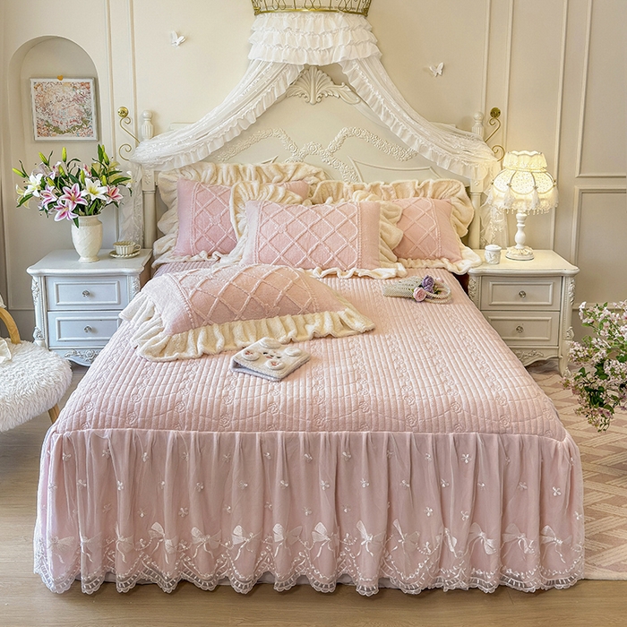 91家纺网 家纺一手货源 找家纺 宜凡家纺 2025新款兔绒提花牛奶绒夹棉床裙四件套（森林密语） 森林密语-玉色