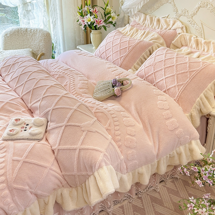 91家纺网 家纺一手货源 找家纺 宜凡家纺 2025新款兔绒提花牛奶绒夹棉床裙四件套（森林密语） 森林密语-玉色