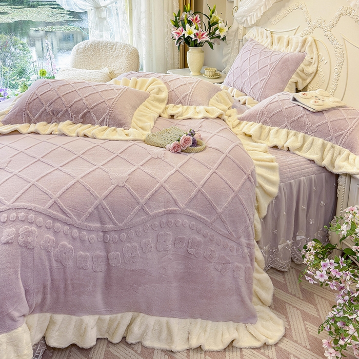 91家纺网 家纺一手货源 找家纺 宜凡家纺 2025新款兔绒提花牛奶绒夹棉床裙四件套（森林密语） 森林密语 浅紫