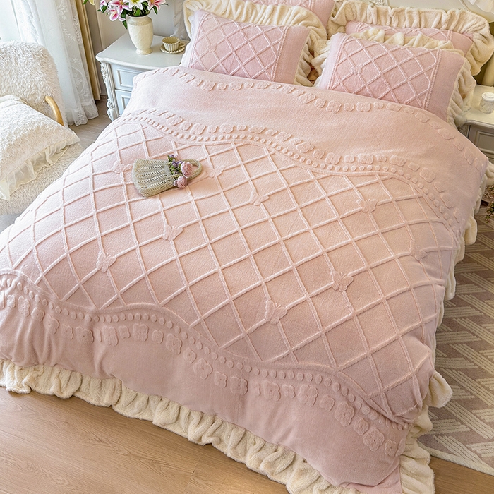 91家纺网 家纺一手货源 找家纺 宜凡家纺 2025新款兔绒提花牛奶绒夹棉床裙四件套（森林密语） 森林密语-玉色