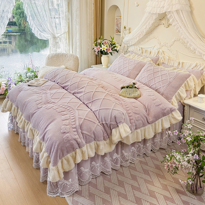 91家纺网 家纺一手货源 找家纺 宜凡家纺 2025新款兔绒提花牛奶绒夹棉床裙四件套（森林密语） 森林密语 浅紫