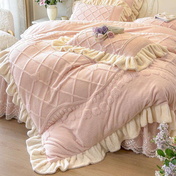 91家纺网 家纺一手货源 找家纺 宜凡家纺 2025新款兔绒提花牛奶绒夹棉床裙四件套（森林密语） 森林密语-玉色