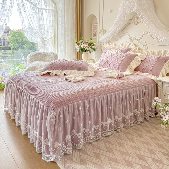 91家纺网 家纺一手货源 找家纺 宜凡家纺 2025新款兔绒提花牛奶绒夹棉床裙四件套（森林密语） 森林密语 豆沙紫