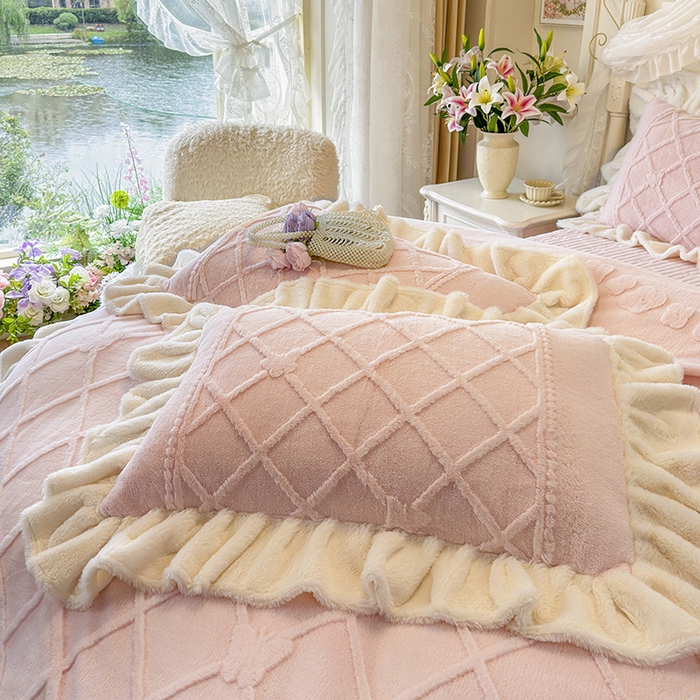 91家纺网 家纺一手货源 找家纺 宜凡家纺 2025新款兔绒提花牛奶绒夹棉床裙四件套（森林密语） 森林密语-玉色