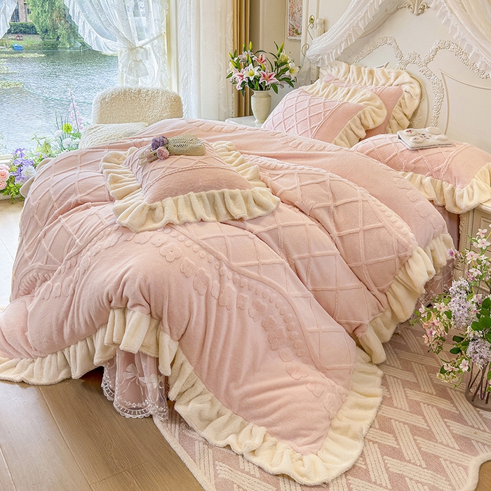 91家纺网 家纺一手货源 找家纺 宜凡家纺 2025新款兔绒提花牛奶绒夹棉床裙四件套（森林密语） 森林密语-玉色