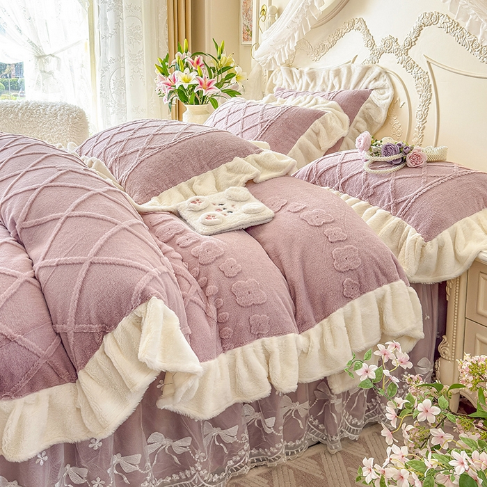 91家纺网 家纺一手货源 找家纺 宜凡家纺 2025新款兔绒提花牛奶绒夹棉床裙四件套（森林密语） 森林密语 豆沙紫