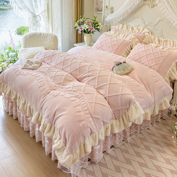 91家纺网 家纺一手货源 找家纺 宜凡家纺 2025新款兔绒提花牛奶绒夹棉床裙四件套（森林密语） 森林密语-玉色