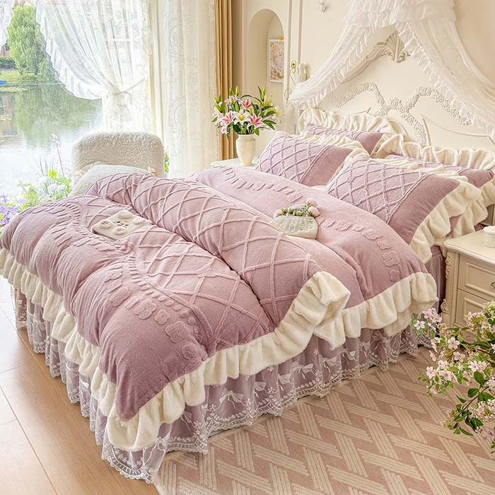 91家纺网 家纺一手货源 找家纺 宜凡家纺 2025新款兔绒提花牛奶绒夹棉床裙四件套（森林密语） 森林密语 豆沙紫