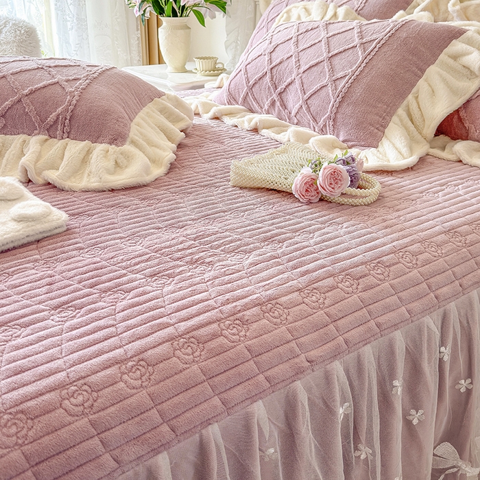 91家纺网 家纺一手货源 找家纺 宜凡家纺 2025新款兔绒提花牛奶绒夹棉床裙四件套（森林密语） 森林密语 豆沙紫