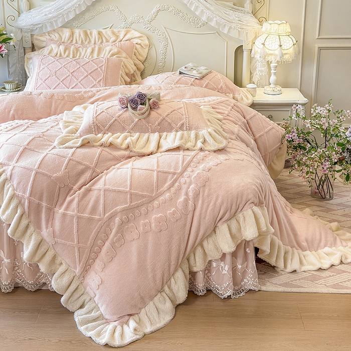 91家纺网 家纺一手货源 找家纺 宜凡家纺 2025新款兔绒提花牛奶绒夹棉床裙四件套（森林密语） 森林密语-玉色