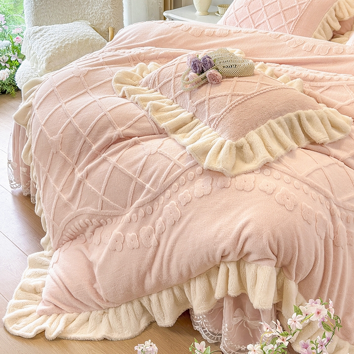 91家纺网 家纺一手货源 找家纺 宜凡家纺 2025新款兔绒提花牛奶绒夹棉床裙四件套（森林密语） 森林密语-玉色