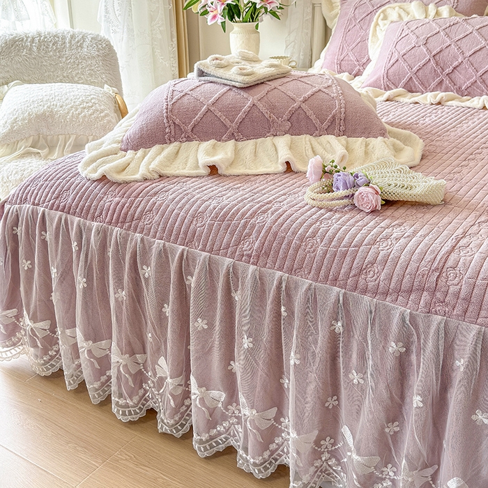 91家纺网 家纺一手货源 找家纺 宜凡家纺 2025新款兔绒提花牛奶绒夹棉床裙四件套（森林密语） 森林密语 豆沙紫