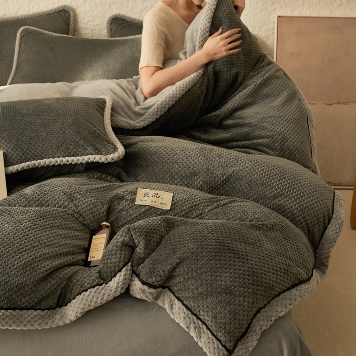 91家纺网 家纺一手货源 找家纺 早晨家纺 2025新款尚流款牛奶绒提花四件套 尚流-深灰