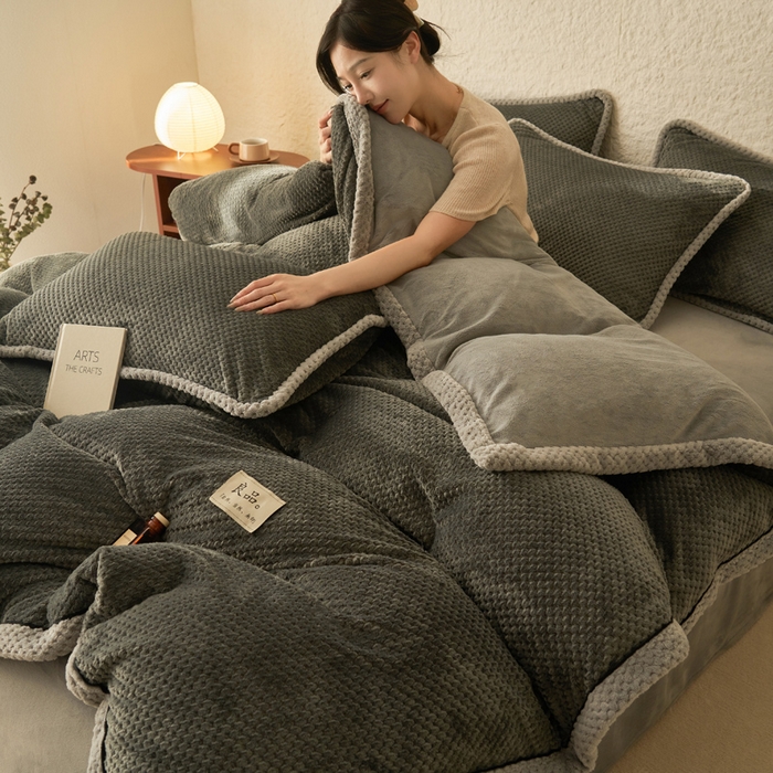 91家纺网 家纺一手货源 找家纺 早晨家纺 2025新款尚流款牛奶绒提花四件套 尚流-深灰