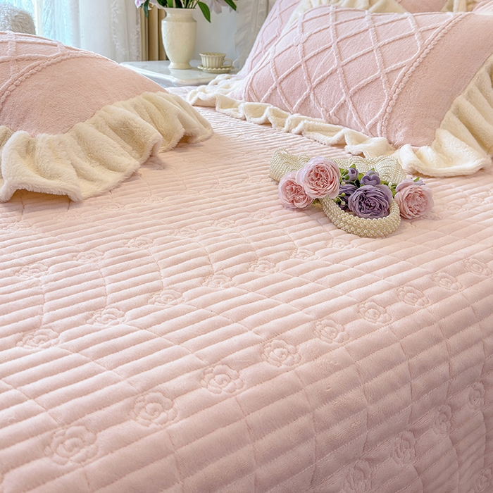 91家纺网 家纺一手货源 找家纺 （总）宜凡家纺 2025新款兔绒提花牛奶绒夹棉床盖四件套（森林密语）