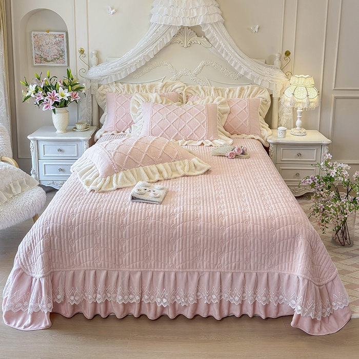 91家纺网 家纺一手货源 找家纺 （总）宜凡家纺 2025新款兔绒提花牛奶绒夹棉床盖四件套（森林密语）