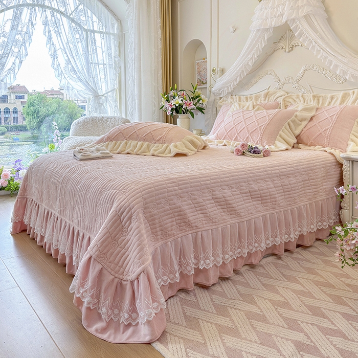 91家纺网 家纺一手货源 找家纺 （总）宜凡家纺 2025新款兔绒提花牛奶绒夹棉床盖四件套（森林密语）