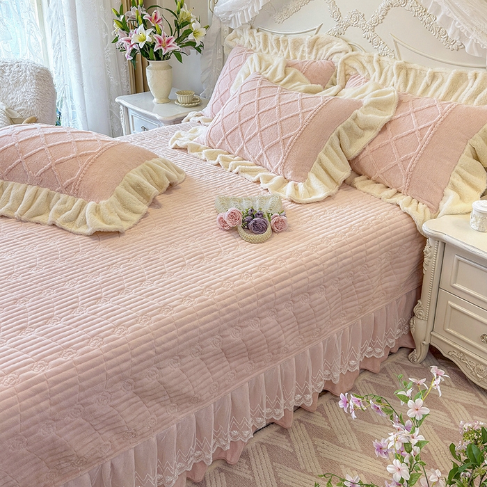 91家纺网 家纺一手货源 找家纺 （总）宜凡家纺 2025新款兔绒提花牛奶绒夹棉床盖四件套（森林密语）