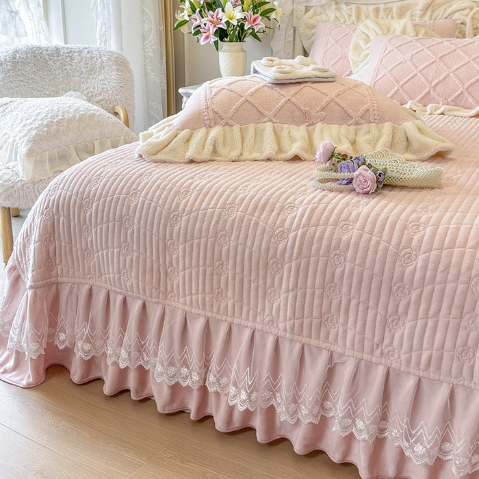 91家纺网 家纺一手货源 找家纺 （总）宜凡家纺 2025新款兔绒提花牛奶绒夹棉床盖四件套（森林密语）