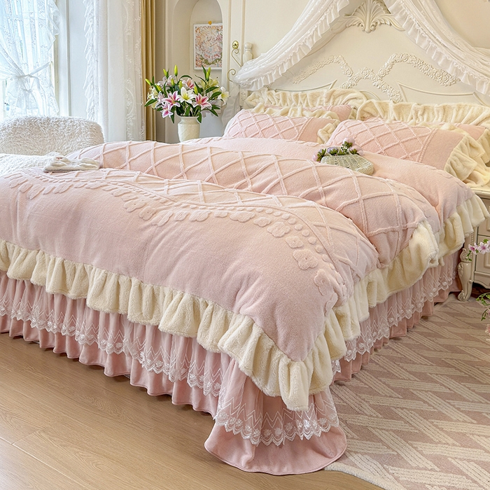 91家纺网 家纺一手货源 找家纺 宜凡家纺 2025新款兔绒提花牛奶绒夹棉床盖四件套（森林密语） 森林密语 玉色