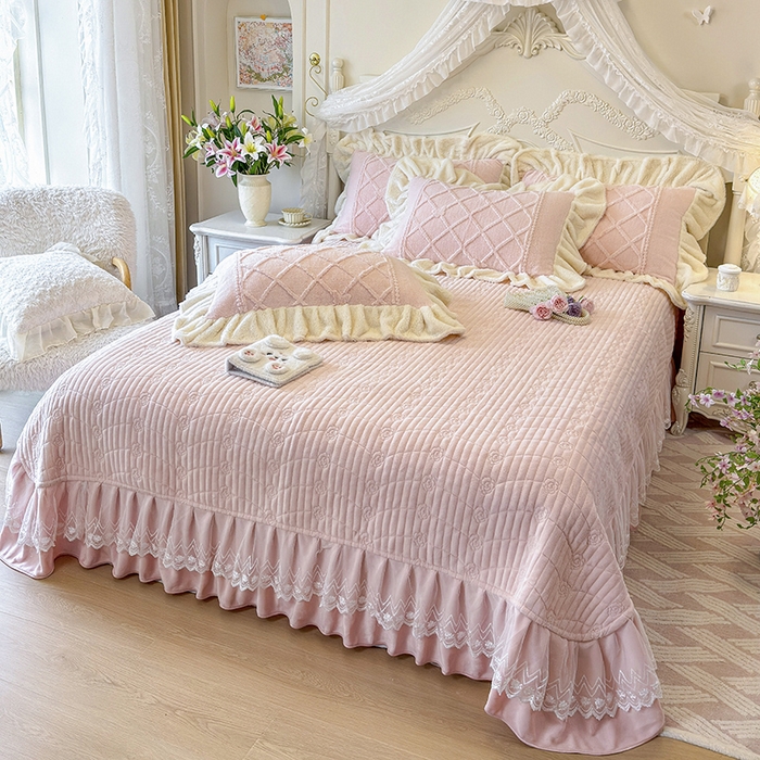 91家纺网 家纺一手货源 找家纺 宜凡家纺 2025新款兔绒提花牛奶绒夹棉床盖四件套（森林密语） 森林密语 玉色