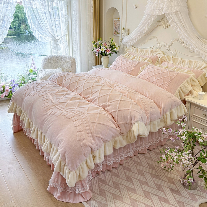 91家纺网 家纺一手货源 找家纺 宜凡家纺 2025新款兔绒提花牛奶绒夹棉床盖四件套（森林密语） 森林密语 玉色