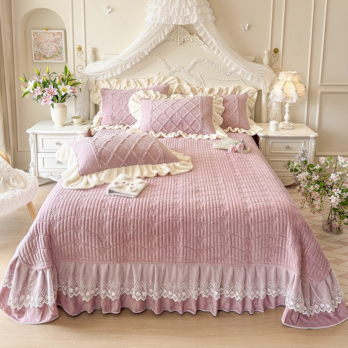 91家纺网 家纺一手货源 找家纺 宜凡家纺 2025新款兔绒提花牛奶绒夹棉床盖四件套（森林密语） 森林密语 豆沙紫