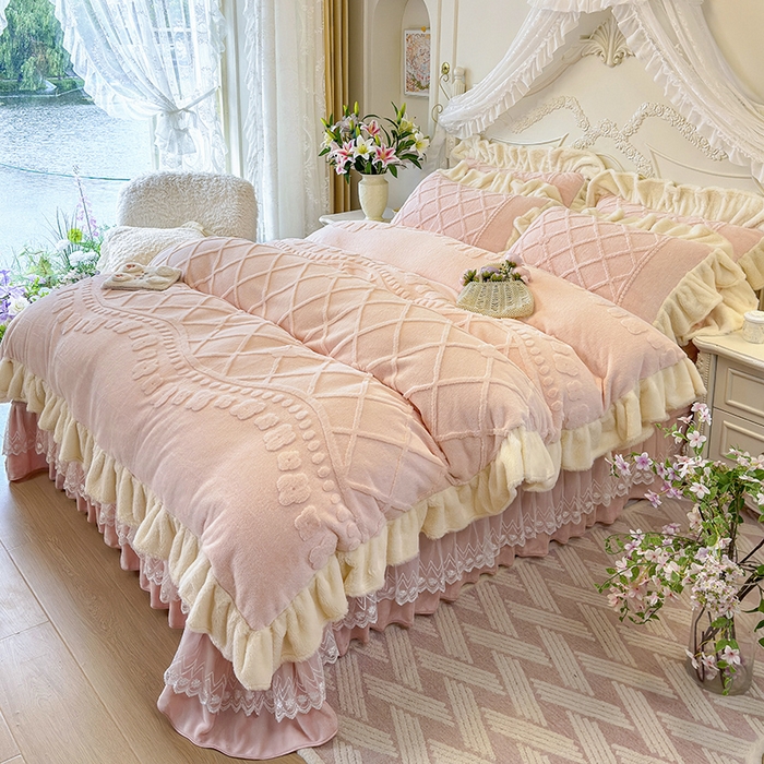 91家纺网 家纺一手货源 找家纺 宜凡家纺 2025新款兔绒提花牛奶绒夹棉床盖四件套（森林密语） 森林密语 玉色