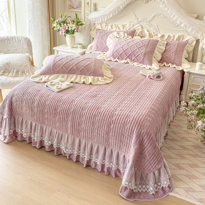 91家纺网 家纺一手货源 找家纺 宜凡家纺 2025新款兔绒提花牛奶绒夹棉床盖四件套（森林密语） 森林密语 豆沙紫