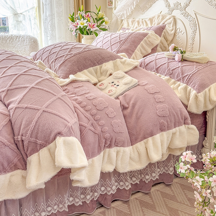 91家纺网 家纺一手货源 找家纺 宜凡家纺 2025新款兔绒提花牛奶绒夹棉床盖四件套（森林密语） 森林密语 豆沙紫