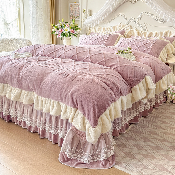 91家纺网 家纺一手货源 找家纺 宜凡家纺 2025新款兔绒提花牛奶绒夹棉床盖四件套（森林密语） 森林密语 豆沙紫