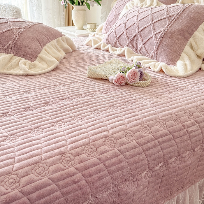 91家纺网 家纺一手货源 找家纺 宜凡家纺 2025新款兔绒提花牛奶绒夹棉床盖四件套（森林密语） 森林密语 豆沙紫