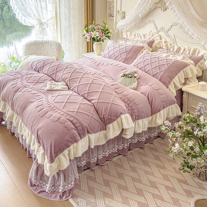 91家纺网 家纺一手货源 找家纺 宜凡家纺 2025新款兔绒提花牛奶绒夹棉床盖四件套（森林密语） 森林密语 豆沙紫