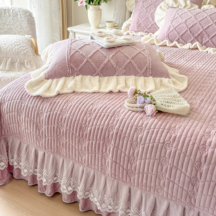 91家纺网 家纺一手货源 找家纺 宜凡家纺 2025新款兔绒提花牛奶绒夹棉床盖四件套（森林密语） 森林密语 豆沙紫