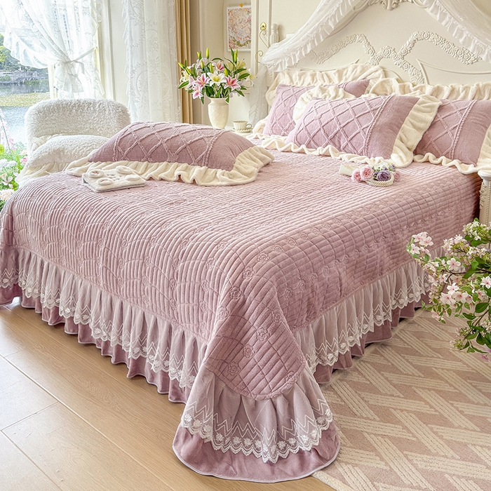 91家纺网 家纺一手货源 找家纺 宜凡家纺 2025新款兔绒提花牛奶绒夹棉床盖四件套（森林密语） 森林密语 豆沙紫