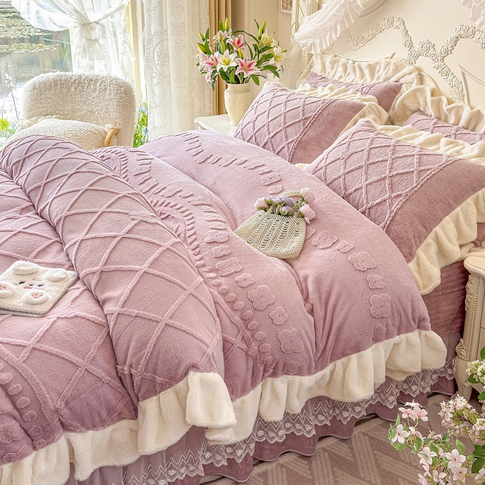 91家纺网 家纺一手货源 找家纺 宜凡家纺 2025新款兔绒提花牛奶绒夹棉床盖四件套（森林密语） 森林密语 豆沙紫