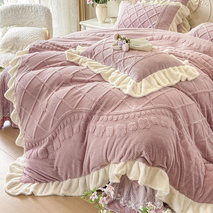 91家纺网 家纺一手货源 找家纺 宜凡家纺 2025新款兔绒提花牛奶绒夹棉床盖四件套（森林密语） 森林密语 豆沙紫