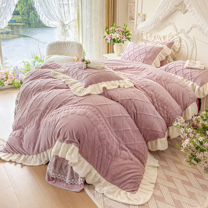 91家纺网 家纺一手货源 找家纺 宜凡家纺 2025新款兔绒提花牛奶绒夹棉床盖四件套（森林密语） 森林密语 豆沙紫