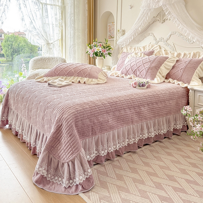 91家纺网 家纺一手货源 找家纺 宜凡家纺 2025新款兔绒提花牛奶绒夹棉床盖四件套（森林密语） 森林密语 豆沙紫