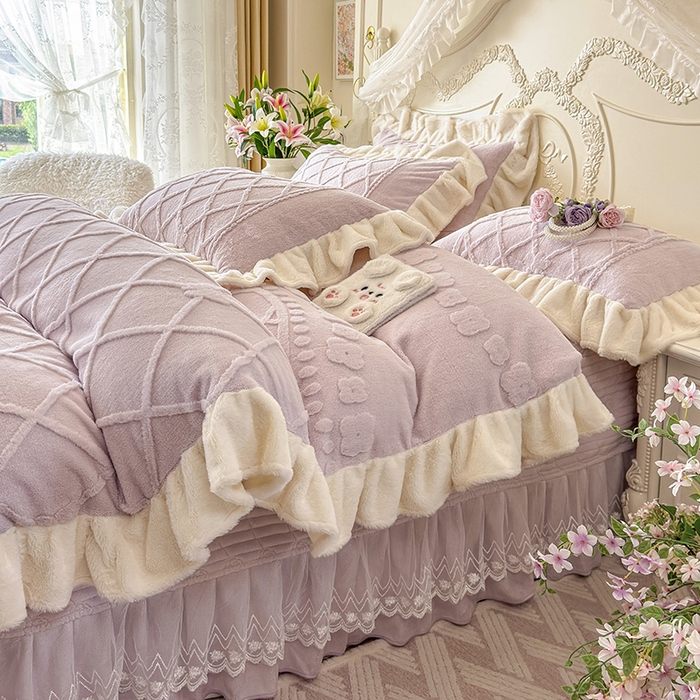 91家纺网 家纺一手货源 找家纺 宜凡家纺 2025新款兔绒提花牛奶绒夹棉床盖四件套（森林密语） 森林密语 浅紫