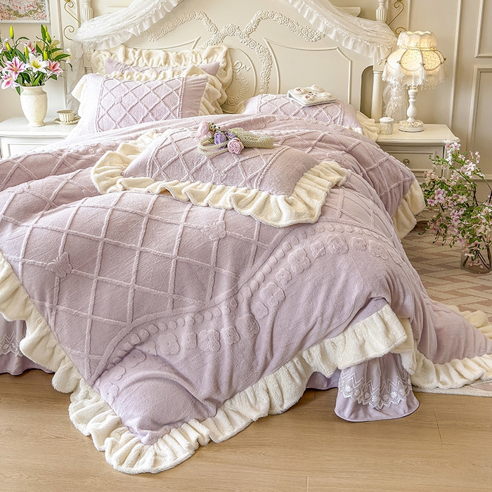 91家纺网 家纺一手货源 找家纺 宜凡家纺 2025新款兔绒提花牛奶绒夹棉床盖四件套（森林密语） 森林密语 浅紫