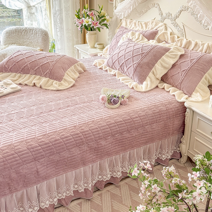 91家纺网 家纺一手货源 找家纺 宜凡家纺 2025新款兔绒提花牛奶绒夹棉床盖四件套（森林密语） 森林密语 豆沙紫