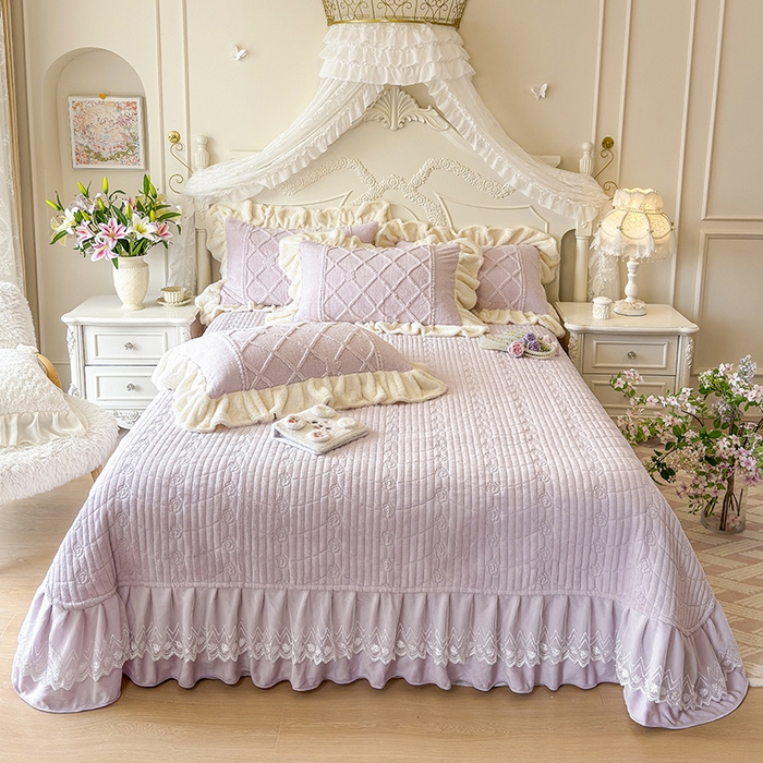 91家纺网 家纺一手货源 找家纺 宜凡家纺 2025新款兔绒提花牛奶绒夹棉床盖四件套（森林密语） 森林密语 浅紫