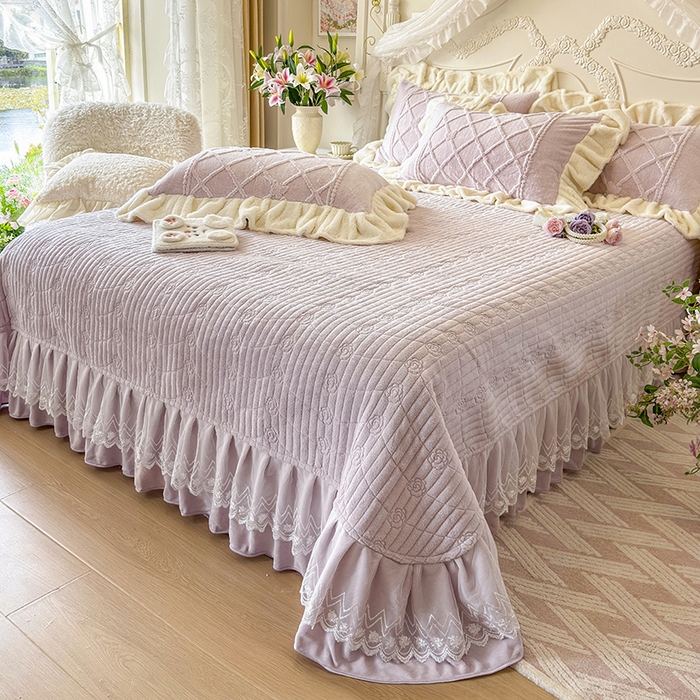 91家纺网 家纺一手货源 找家纺 宜凡家纺 2025新款兔绒提花牛奶绒夹棉床盖四件套（森林密语） 森林密语 浅紫