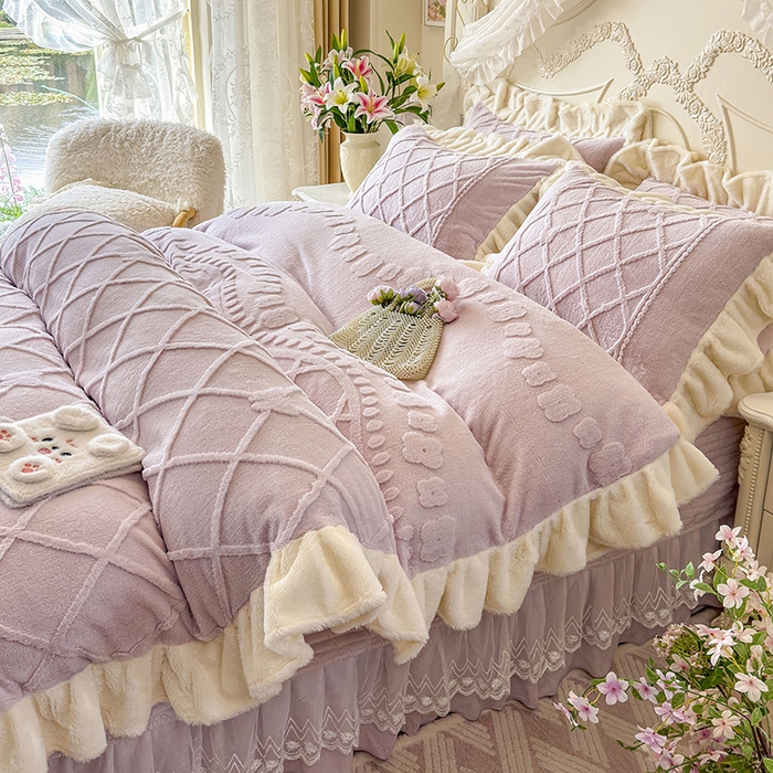 91家纺网 家纺一手货源 找家纺 宜凡家纺 2025新款兔绒提花牛奶绒夹棉床盖四件套（森林密语） 森林密语 浅紫