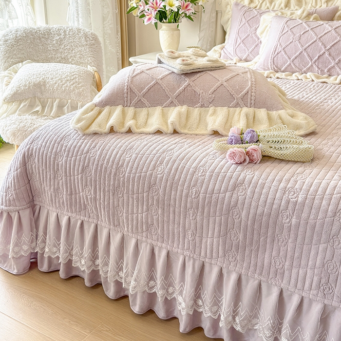 91家纺网 家纺一手货源 找家纺 宜凡家纺 2025新款兔绒提花牛奶绒夹棉床盖四件套（森林密语） 森林密语 浅紫