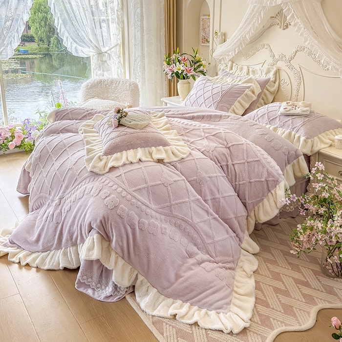 91家纺网 家纺一手货源 找家纺 宜凡家纺 2025新款兔绒提花牛奶绒夹棉床盖四件套（森林密语） 森林密语 浅紫