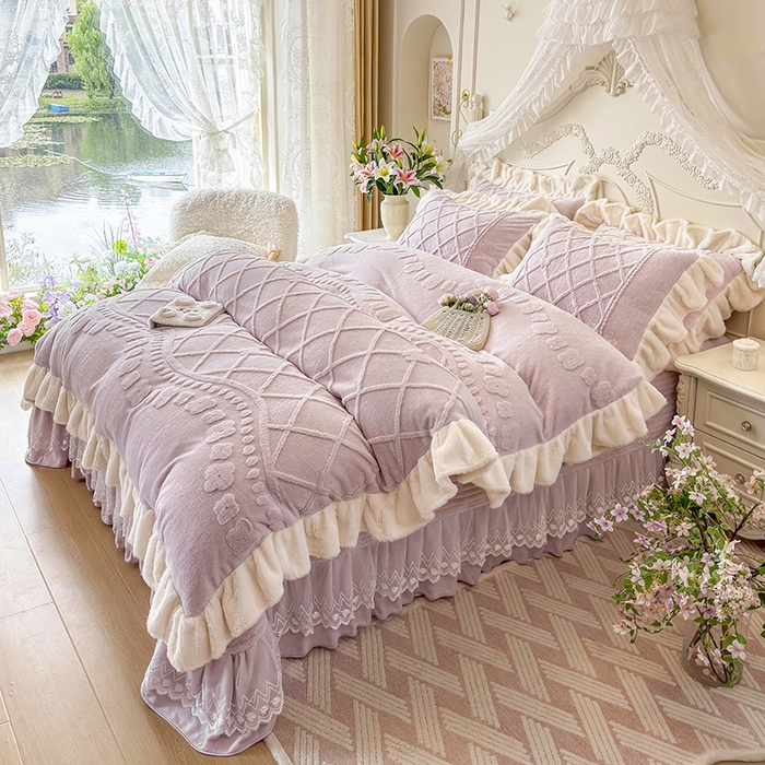 91家纺网 家纺一手货源 找家纺 宜凡家纺 2025新款兔绒提花牛奶绒夹棉床盖四件套（森林密语） 森林密语 浅紫