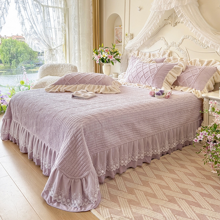 91家纺网 家纺一手货源 找家纺 宜凡家纺 2025新款兔绒提花牛奶绒夹棉床盖四件套（森林密语） 森林密语 浅紫