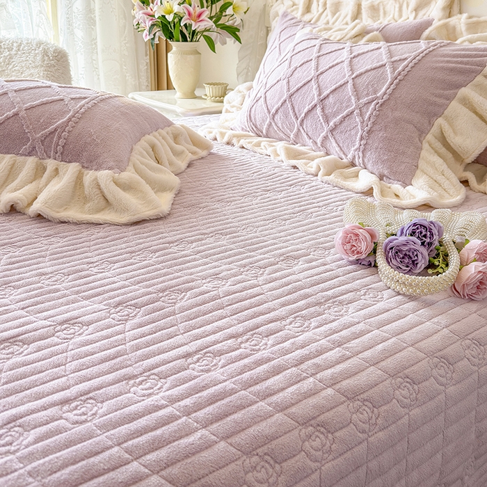 91家纺网 家纺一手货源 找家纺 宜凡家纺 2025新款兔绒提花牛奶绒夹棉床盖四件套（森林密语） 森林密语 浅紫